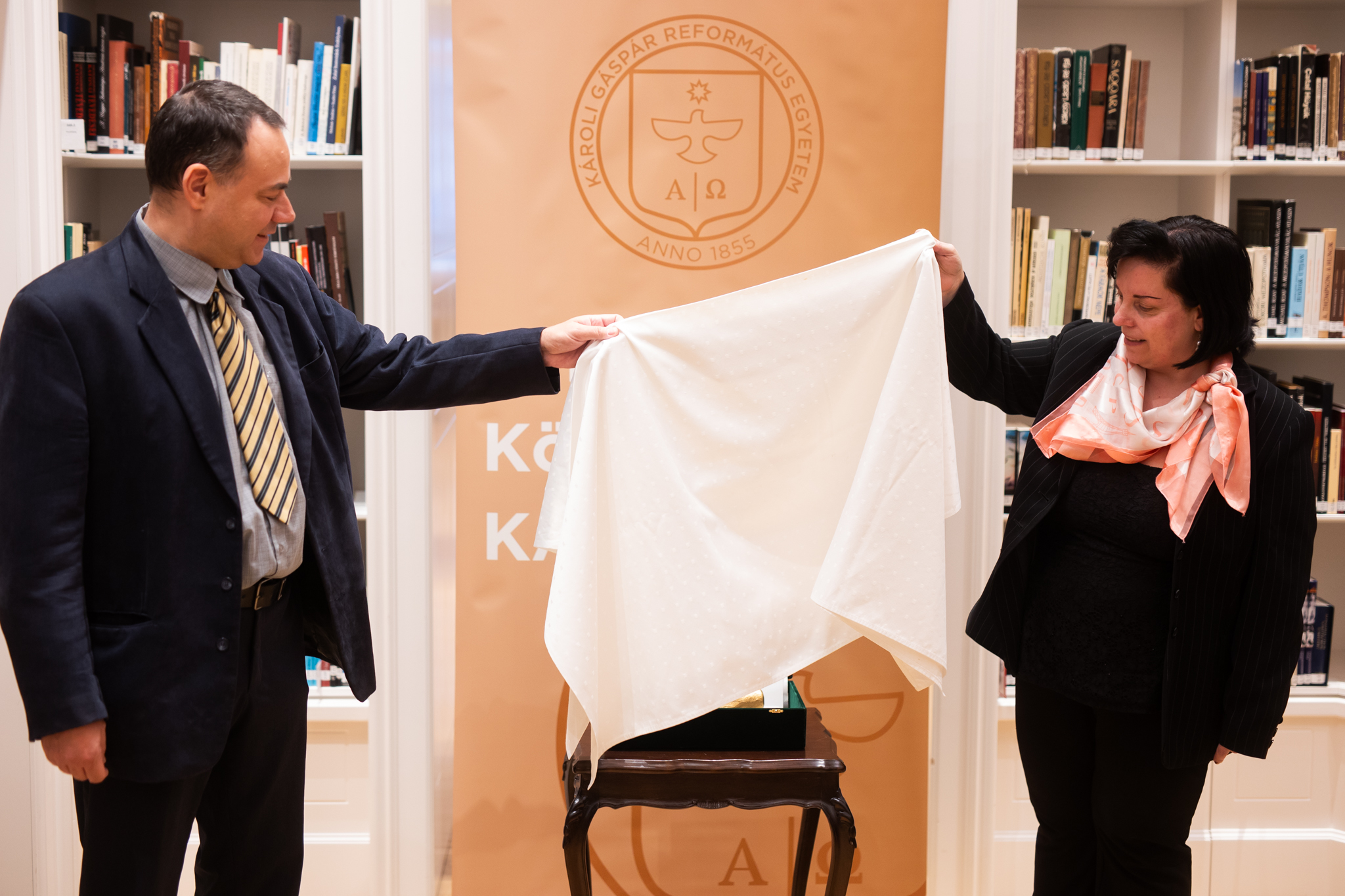 Jókai-díj elhelyezése a Károlyi–Csekonics-palota könyvtárában - fotó