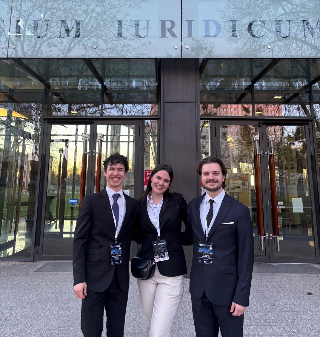 A képen Kramli Kinga, Virizlai Kristóf és Bercsényi Zsombor látható a rangos Manfred Lachs Űrjogi Moot Court Competition 2026. évi európai fordulóján.
